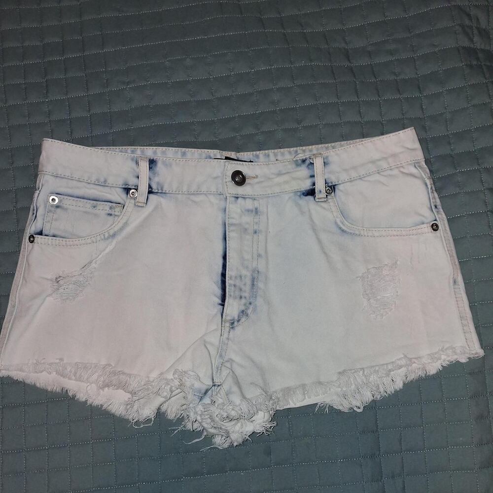 ✨ Forever 21 Light Wash Acid Wash Distressed Denim Shorts Size 30 ✨